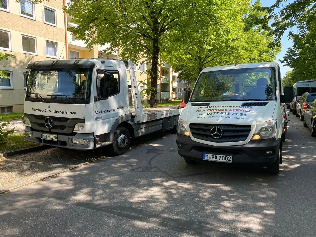 Zwei Einsatzfahrzeuge von PV Autotransporte