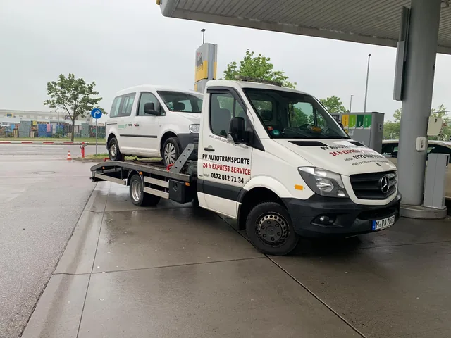 Weißer Volkswagen Caddy auf dem Transportfahrzeug von PV Autotransporte