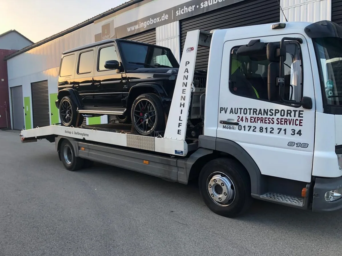 Mercedes G-Klasse auf einem PV Transportfahrzeug
