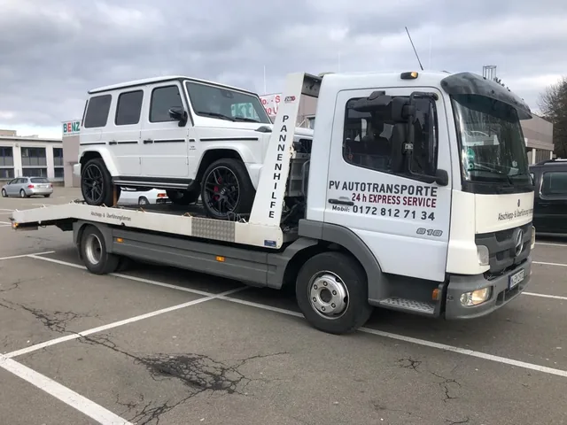 Weiße Mercedes G-Klasse auf dem Transportfahrzeug von PV Autotransporte