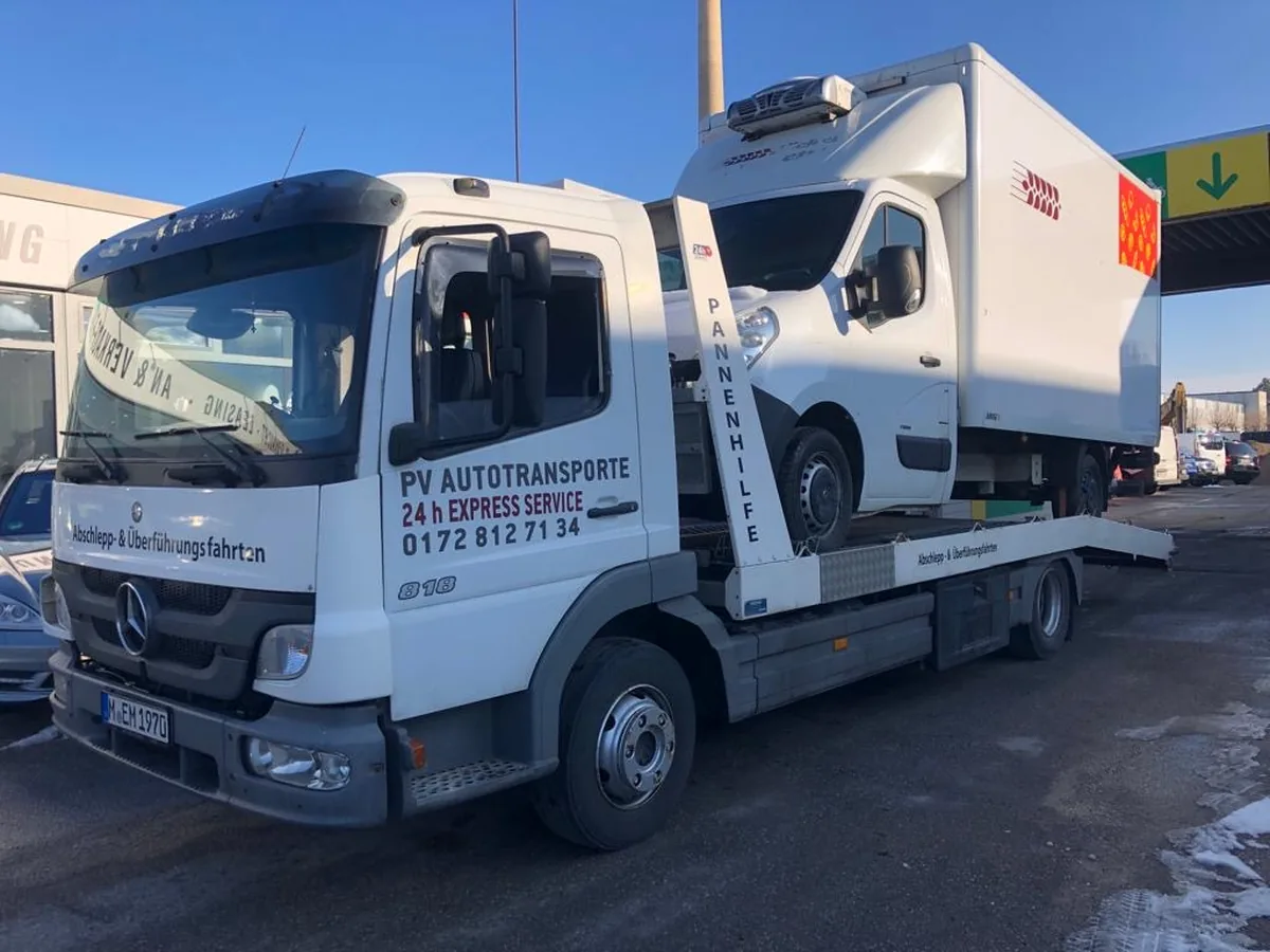 Kühlfahrzeug auf einem PV Transportfahrzeug
