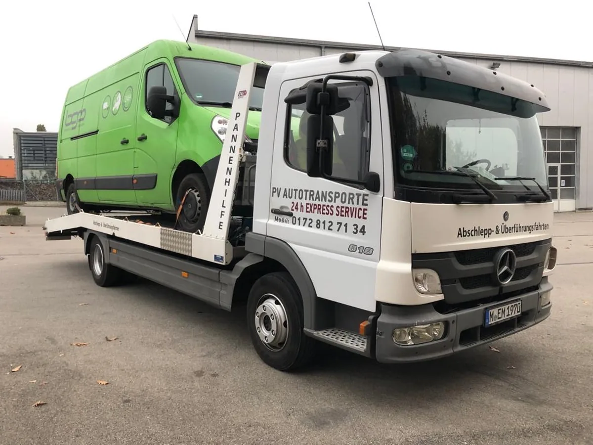Grüner Renault Master auf einem PV Transportfahrzeug