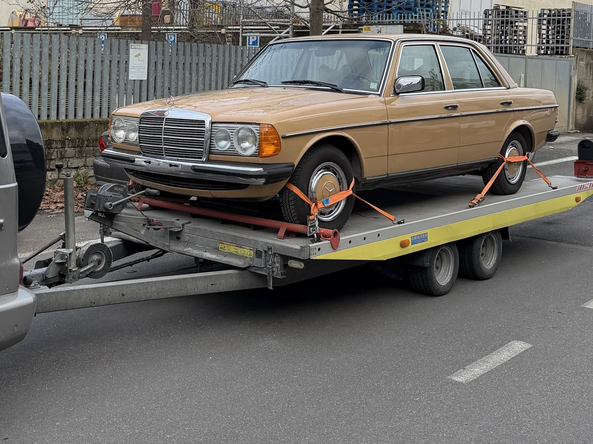 Klassischer Mercedes auf einem gesicherten Fahrzeuganhänger