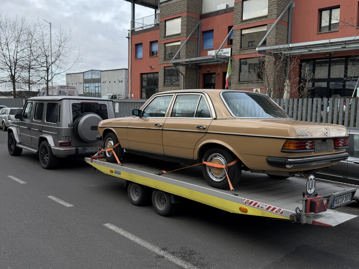 Mercedes-Benz Oldtimer bei einem offenen Transport auf einem Anhänger
