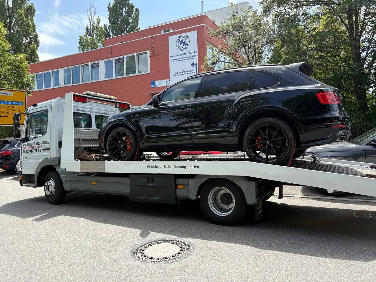 Bentley-SUV auf einem Fahrzeugtransporter von PV Autotransporte
