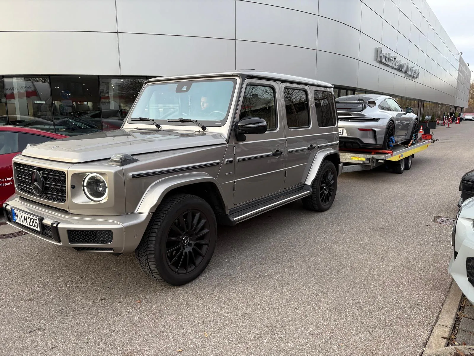 Porsche 911 GT3 auf einem Anhänger hinter einer Mercedes G-Klasse