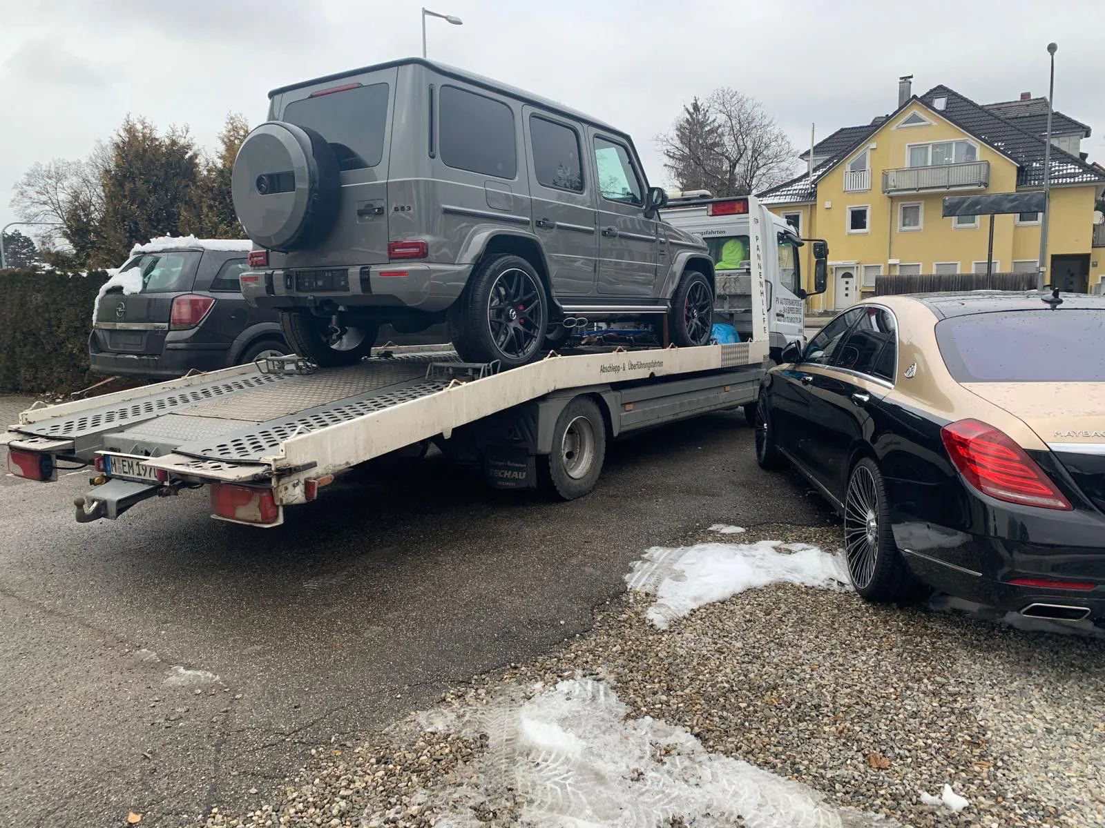 Mercedes G-Klasse vor einem PV Transportgespann