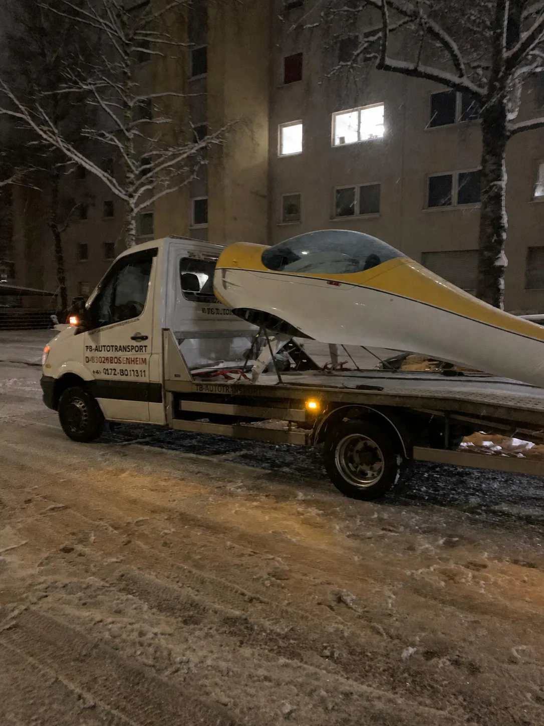 Leichtflugzeug auf einem PV Transportfahrzeug bei winterlichen Bedingungen