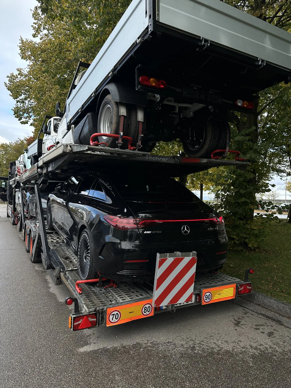 Mehrere Fahrzeuge gemeinsam auf einem großen Fahrzeugtransporter