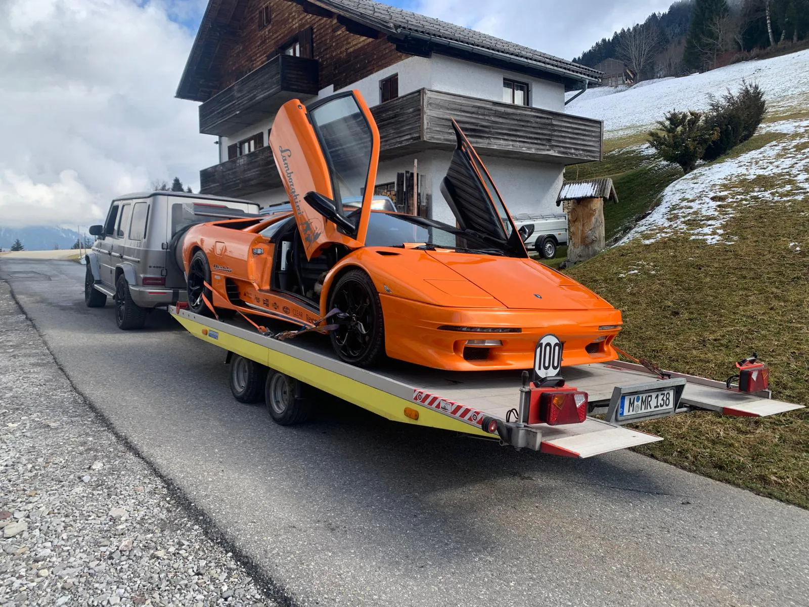 Lamborghini Diablo auf einem offenen Anhänger