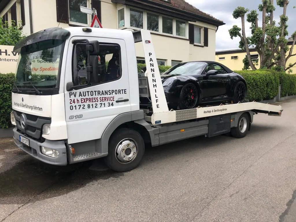 Porsche 911 Cabriolet auf einem PV Transportfahrzeug