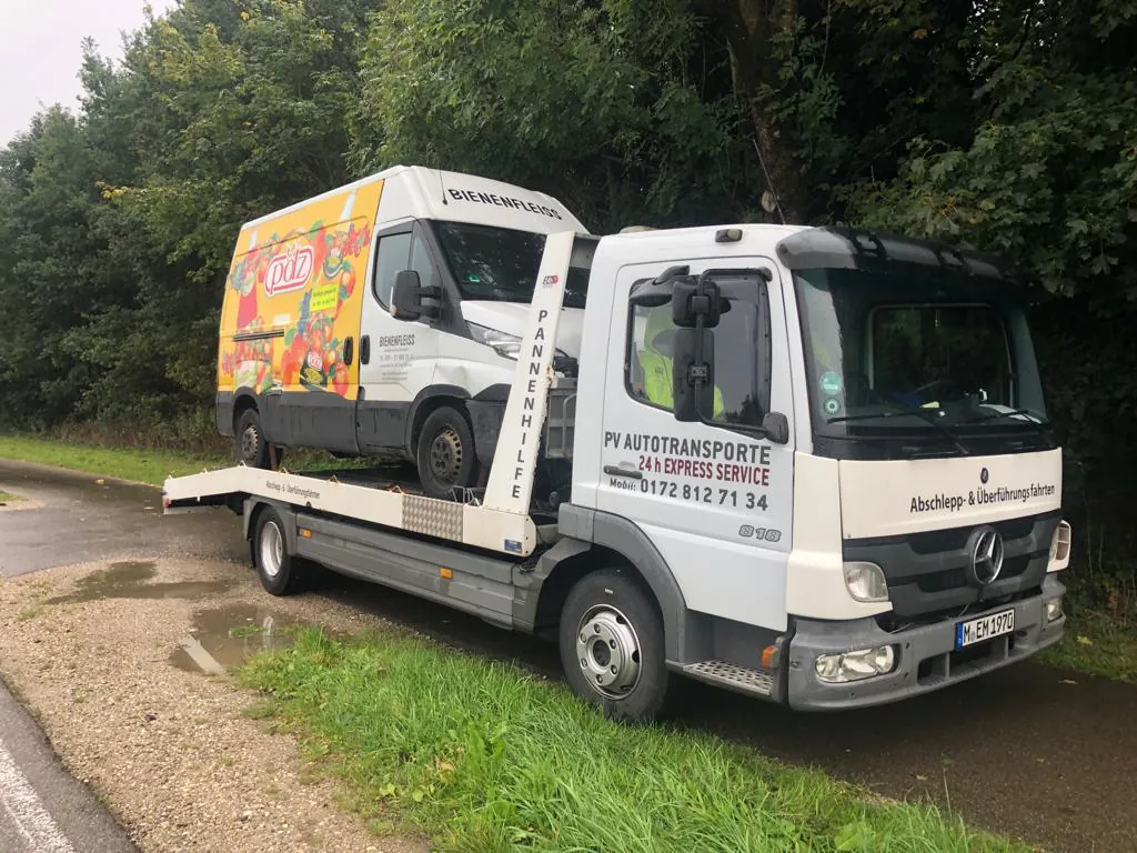Großes Gewerbefahrzeug auf einem PV Transport-Lkw