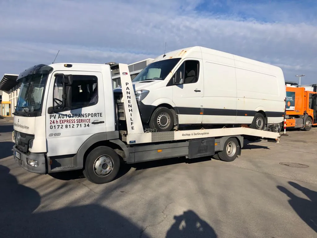 Nutzfahrzeug auf einem PV Transport-Lkw