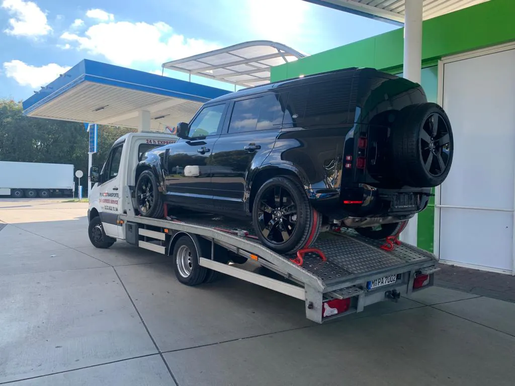 Land Rover auf einem PV Transportfahrzeug