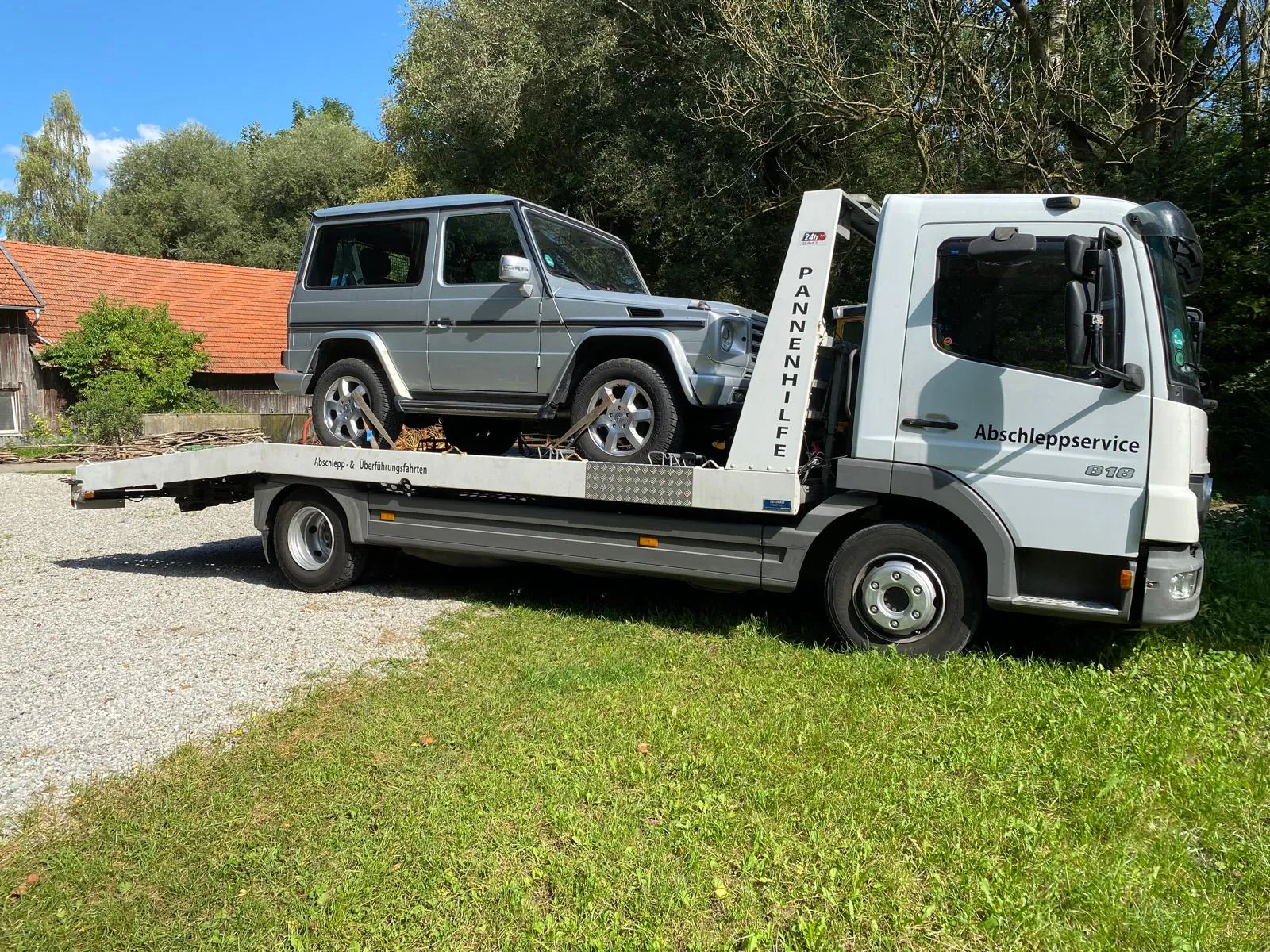 Mercedes G-Klasse auf einem PV Transportfahrzeug