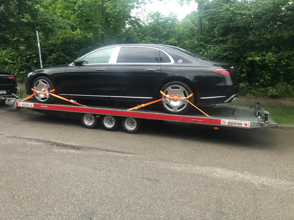 Mercedes-Maybach auf einem offenen Anhänger