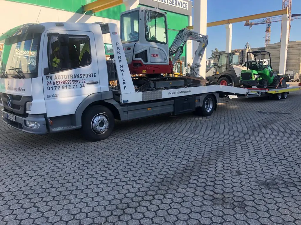 Mehrere kompakte Arbeitsmaschinen auf PV Transportfahrzeugen