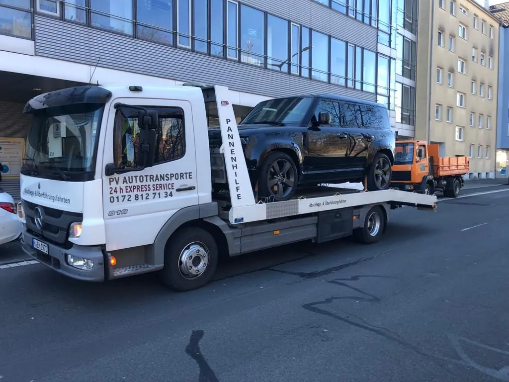 Land Rover auf einem PV Transport-Lkw