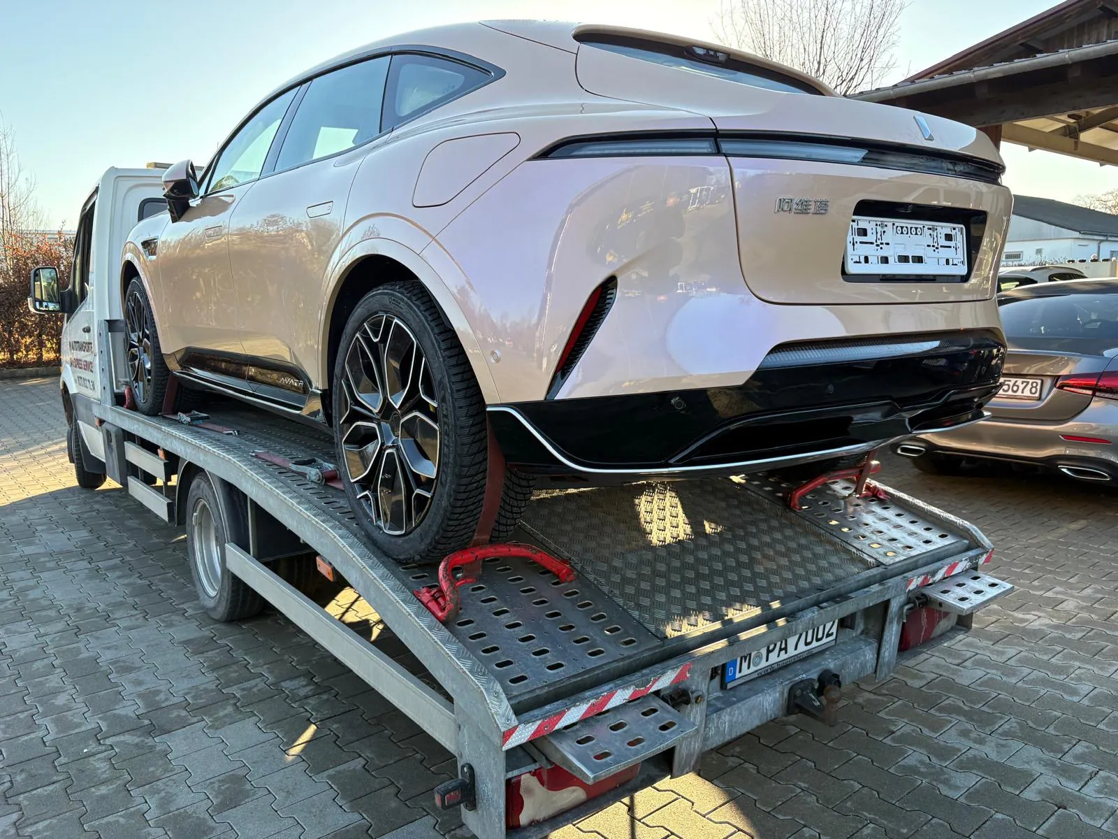 Luxus-SUV auf einem PV Transportfahrzeug