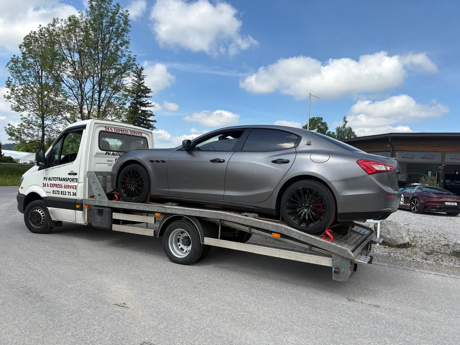 Maserati Limousine auf einem PV Transportfahrzeug