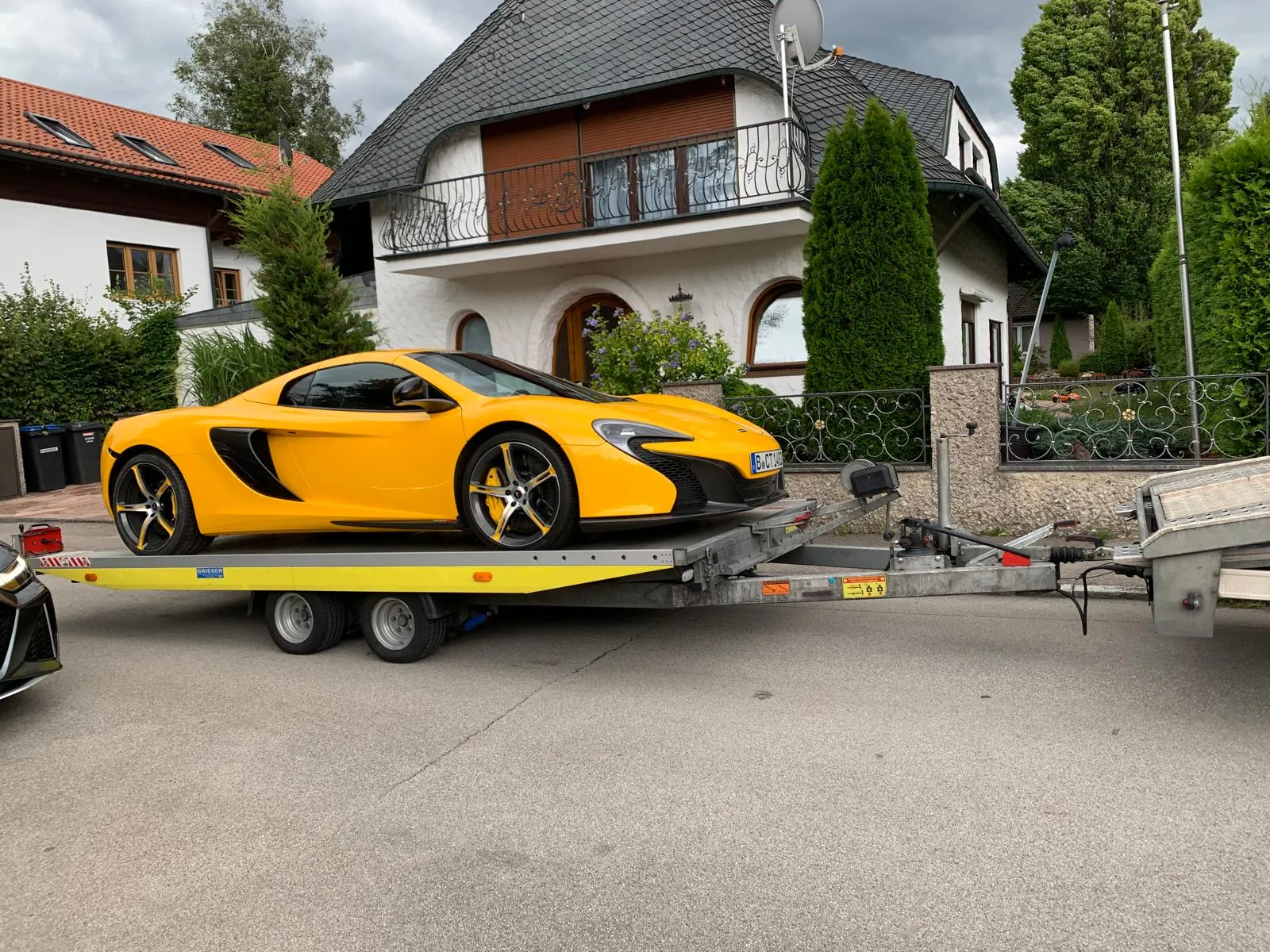 Gelber McLaren auf einem offenen Fahrzeuganhänger
