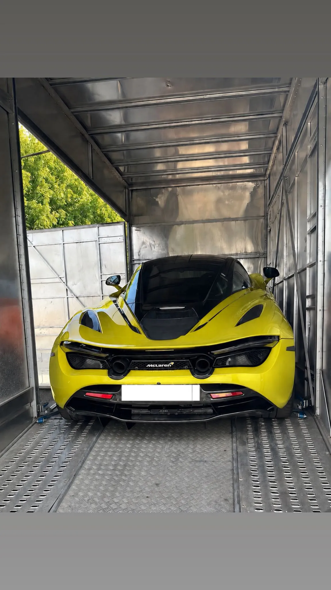 McLaren in einem geschlossenen Transporter