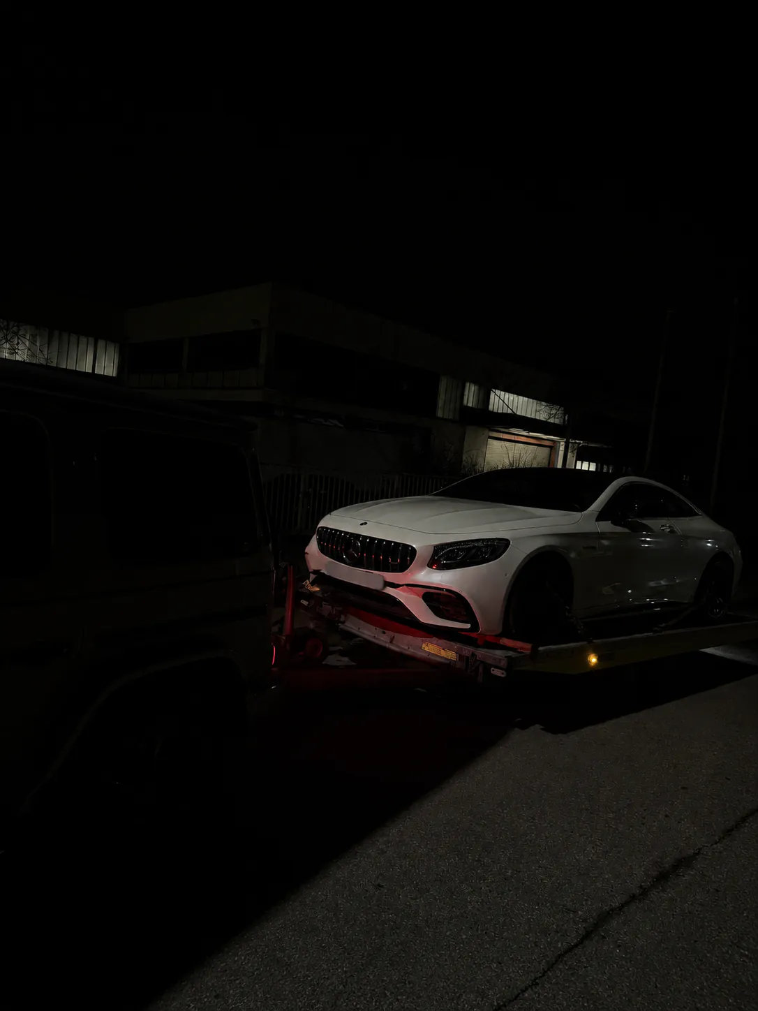 Weißes Mercedes-AMG S-Klasse Coupé bei einem Nachttransport