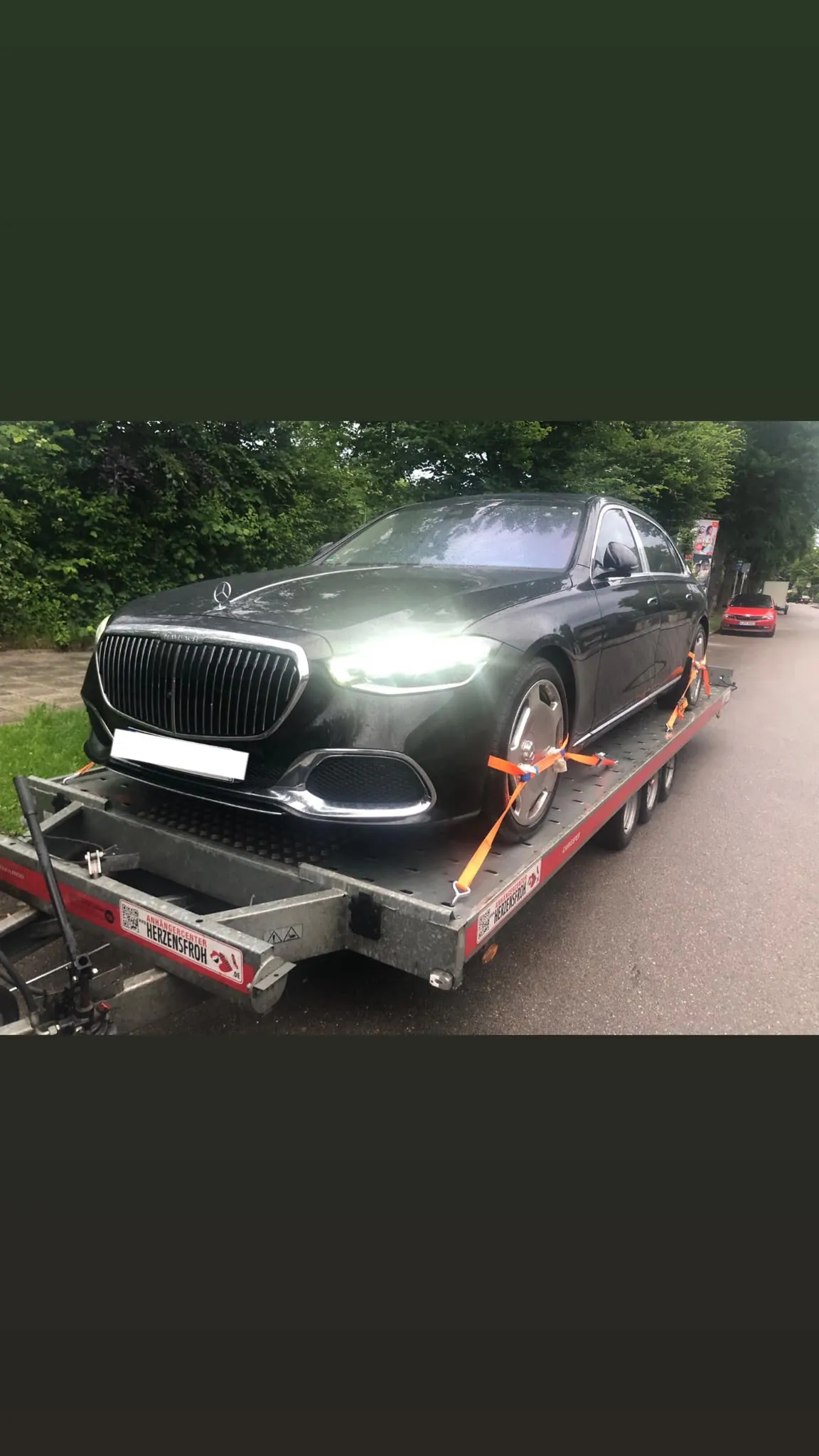 Mercedes-Maybach auf einem offenen Anhänger