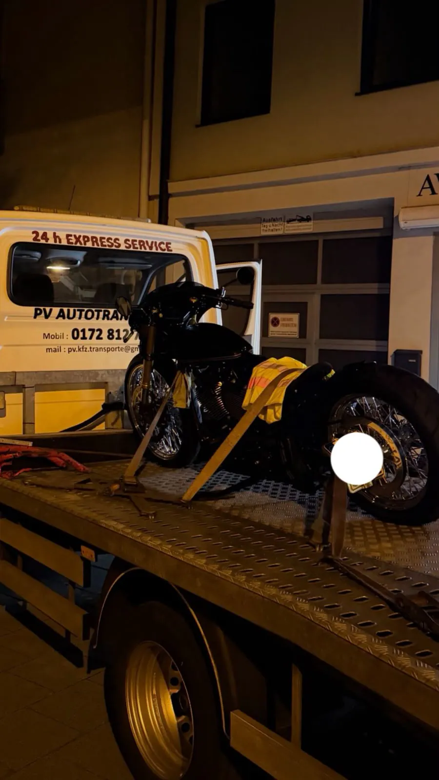 Motorrad gesichert auf einem PV Transportfahrzeug