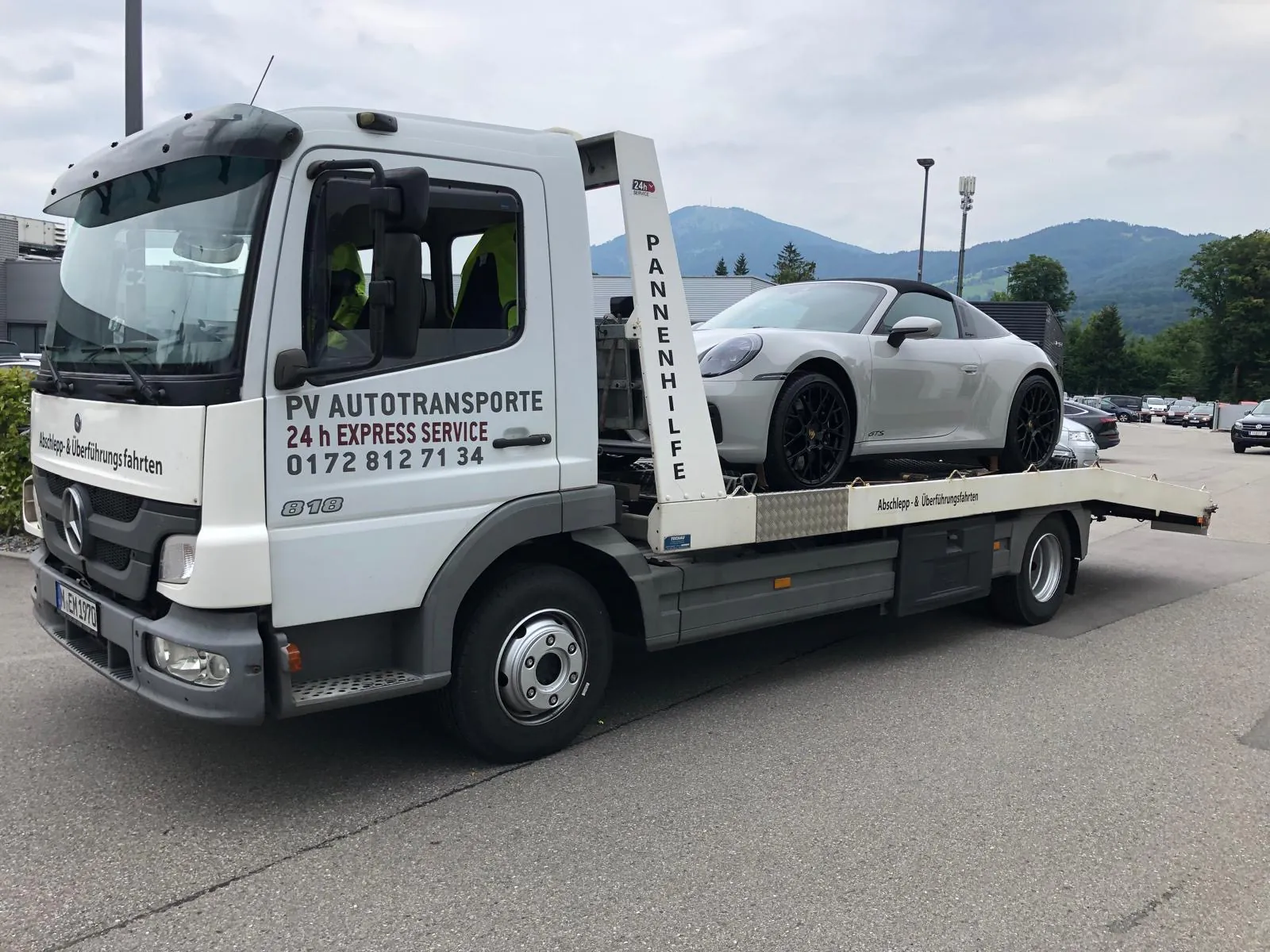 Porsche 911 Targa GTS auf einem PV Transportfahrzeug