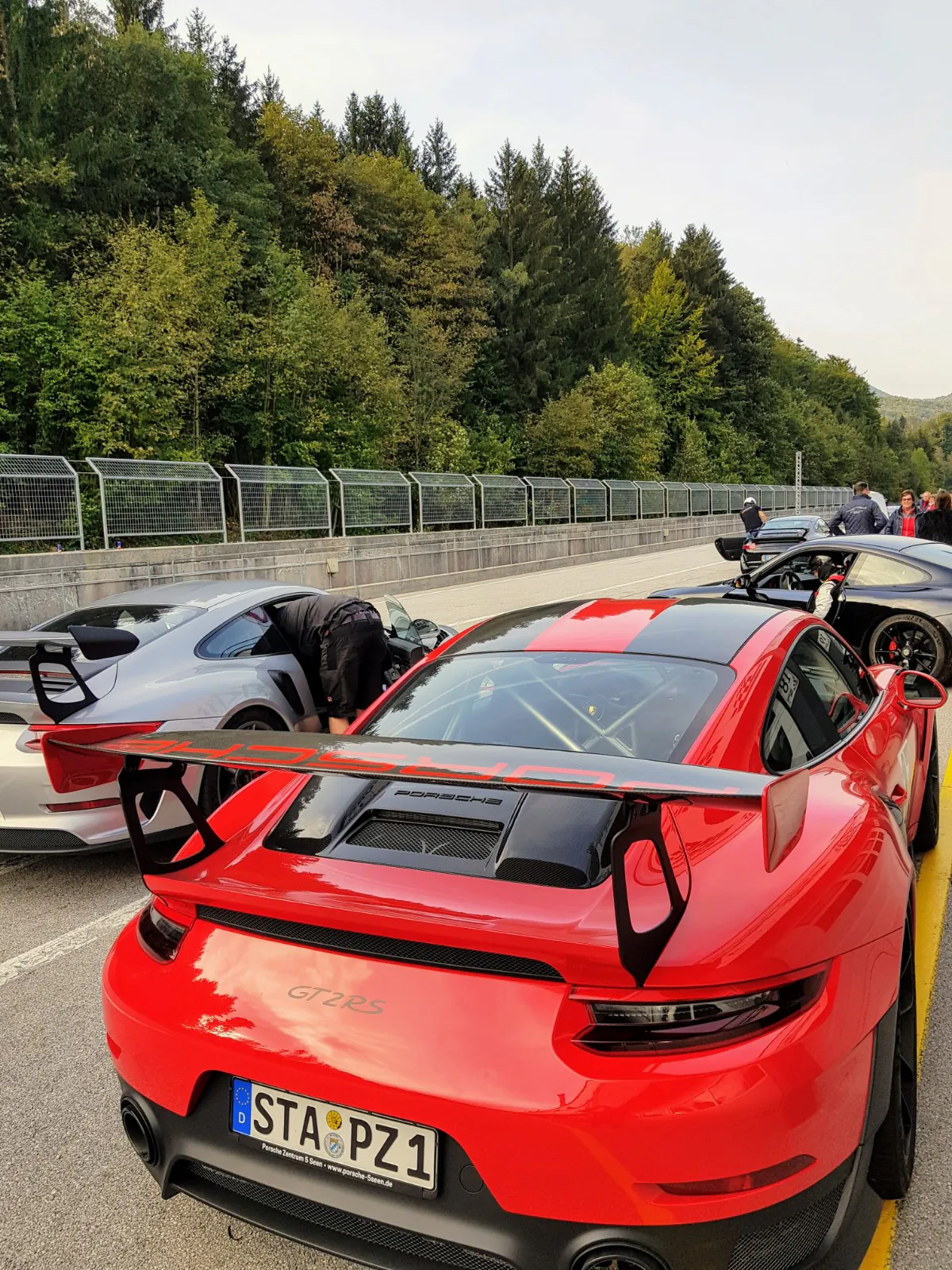Porsche Sportwagen bei einer Motorsport-Veranstaltung