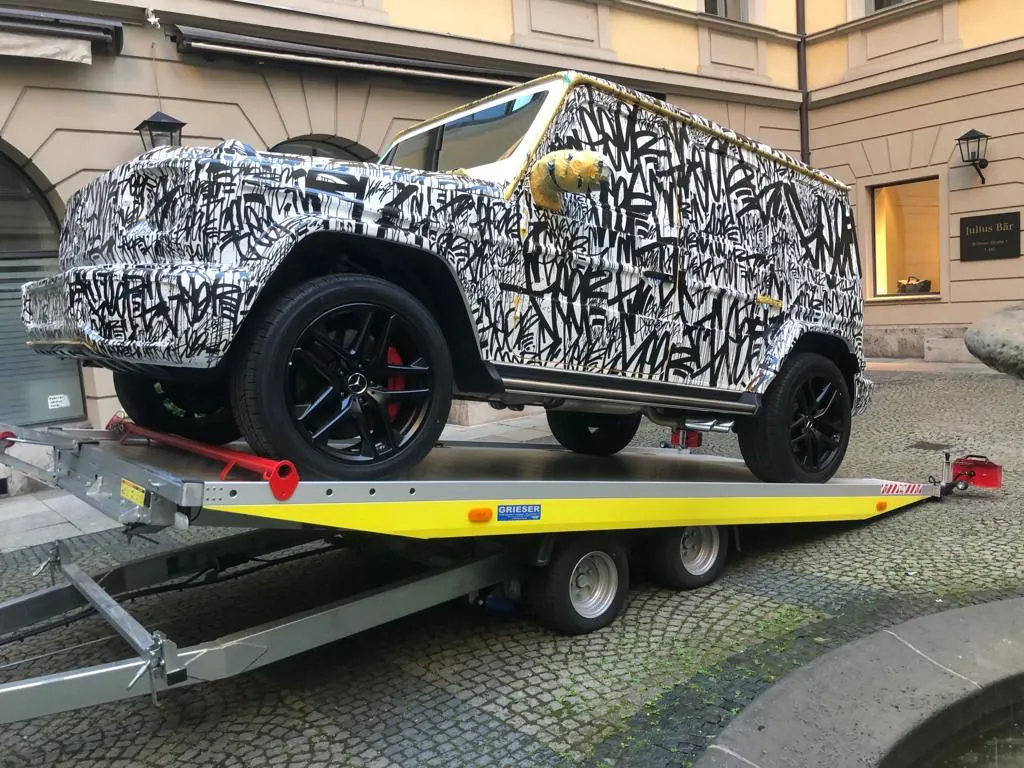 Getarnter Mercedes G-Klasse Prototyp auf einem Anhänger