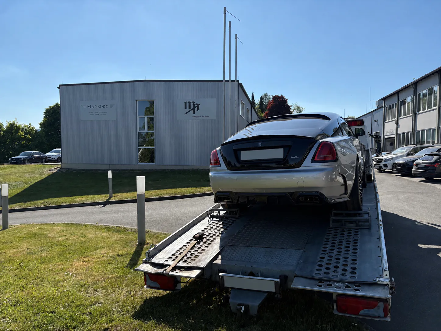 Mercedes-Maybach bei Tageslicht auf einem PV Autotransportfahrzeug