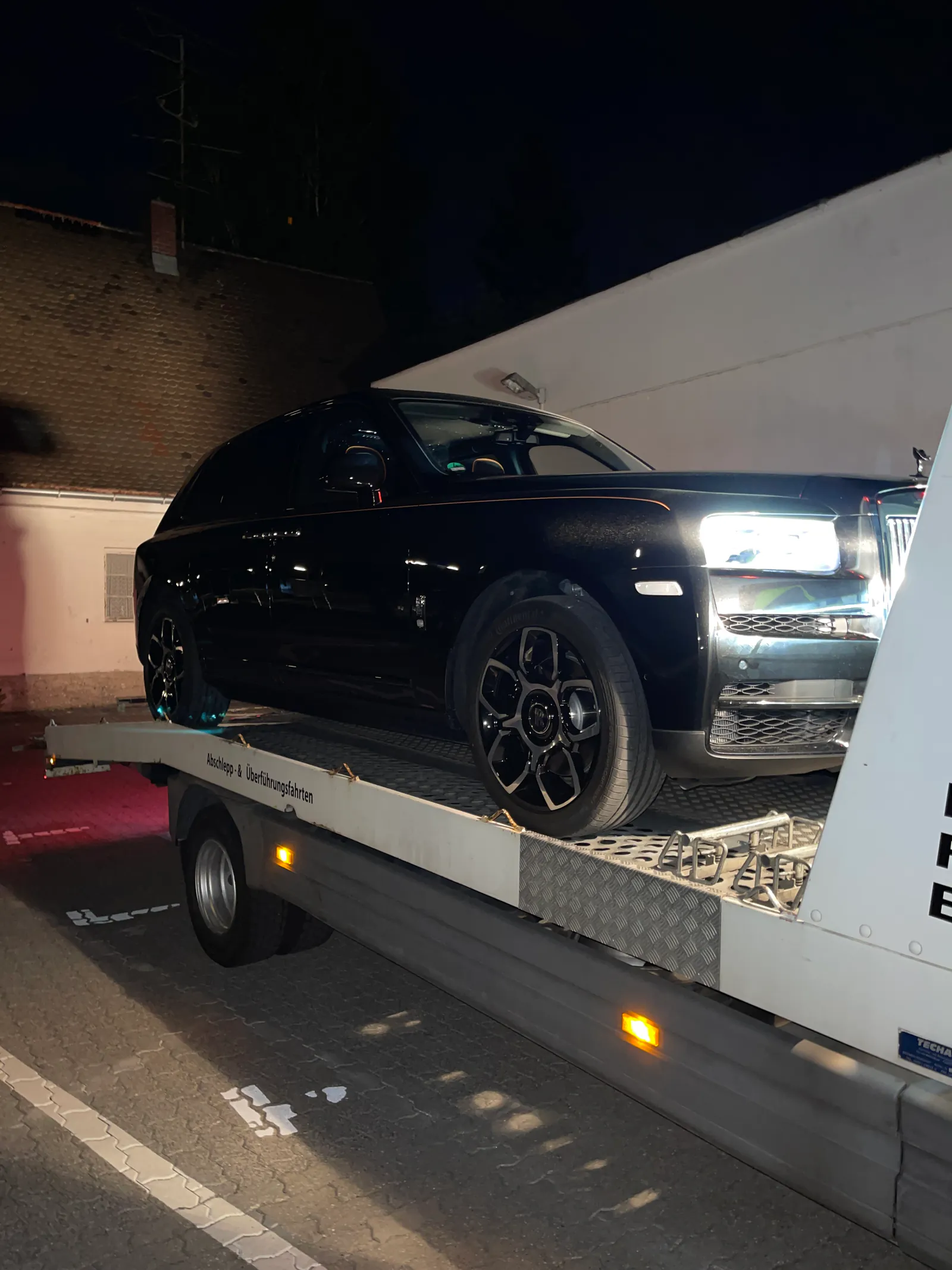 Rolls-Royce Cullinan auf einem PV Transportfahrzeug