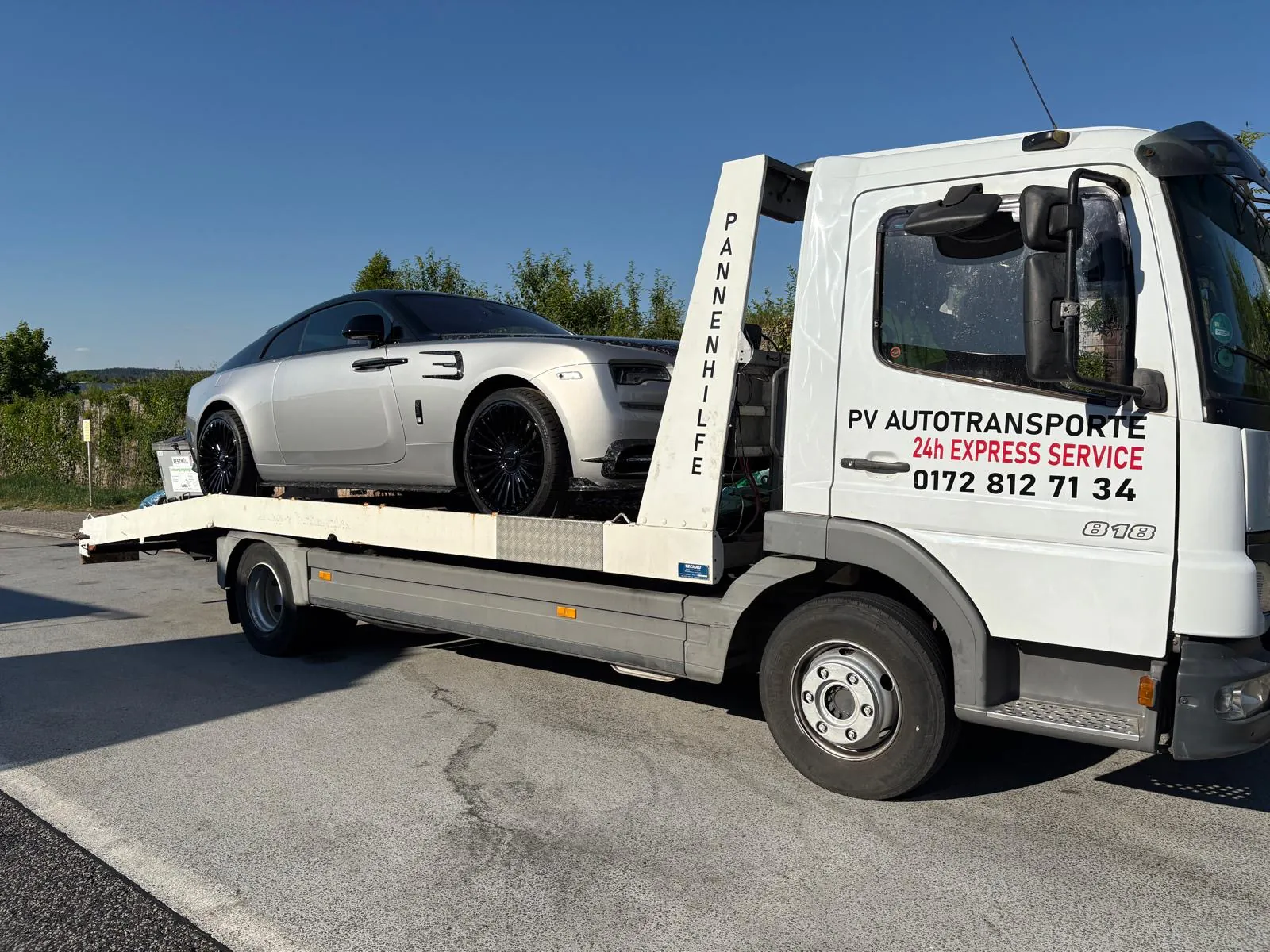 Rolls-Royce Wraith auf einem PV Transportfahrzeug