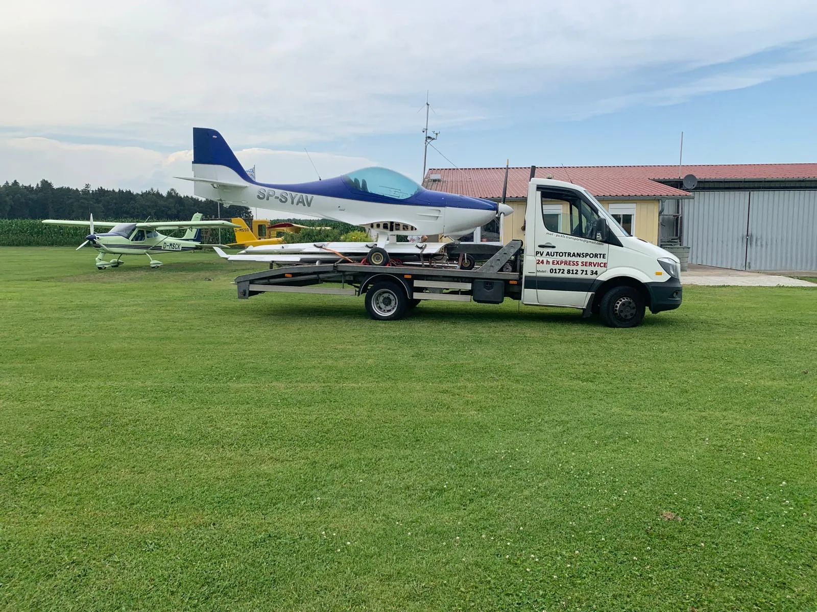 Sportflugzeug auf einem PV Transportfahrzeug