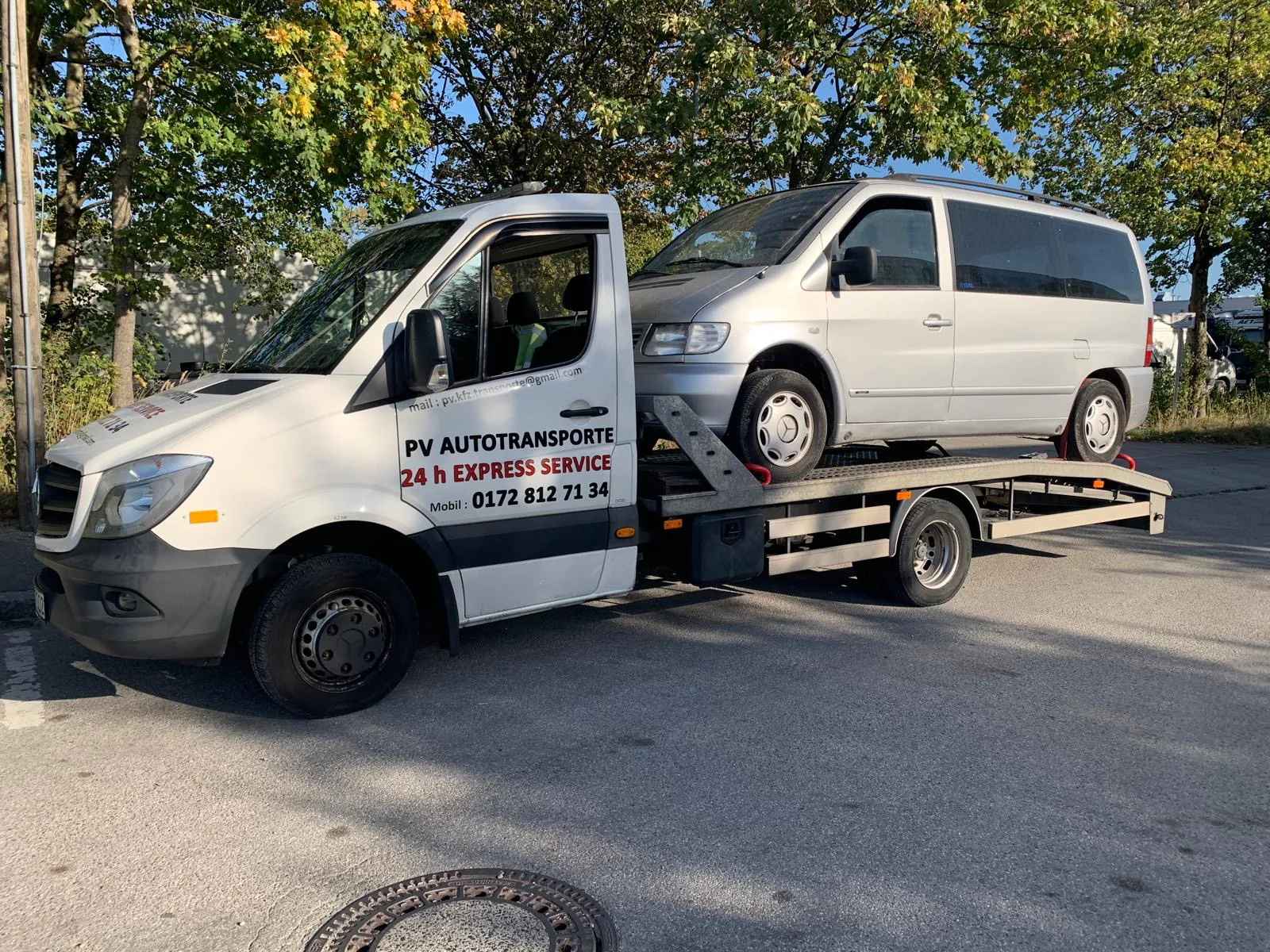 Mercedes Vito auf einem PV Abschlepp- und Transportfahrzeug