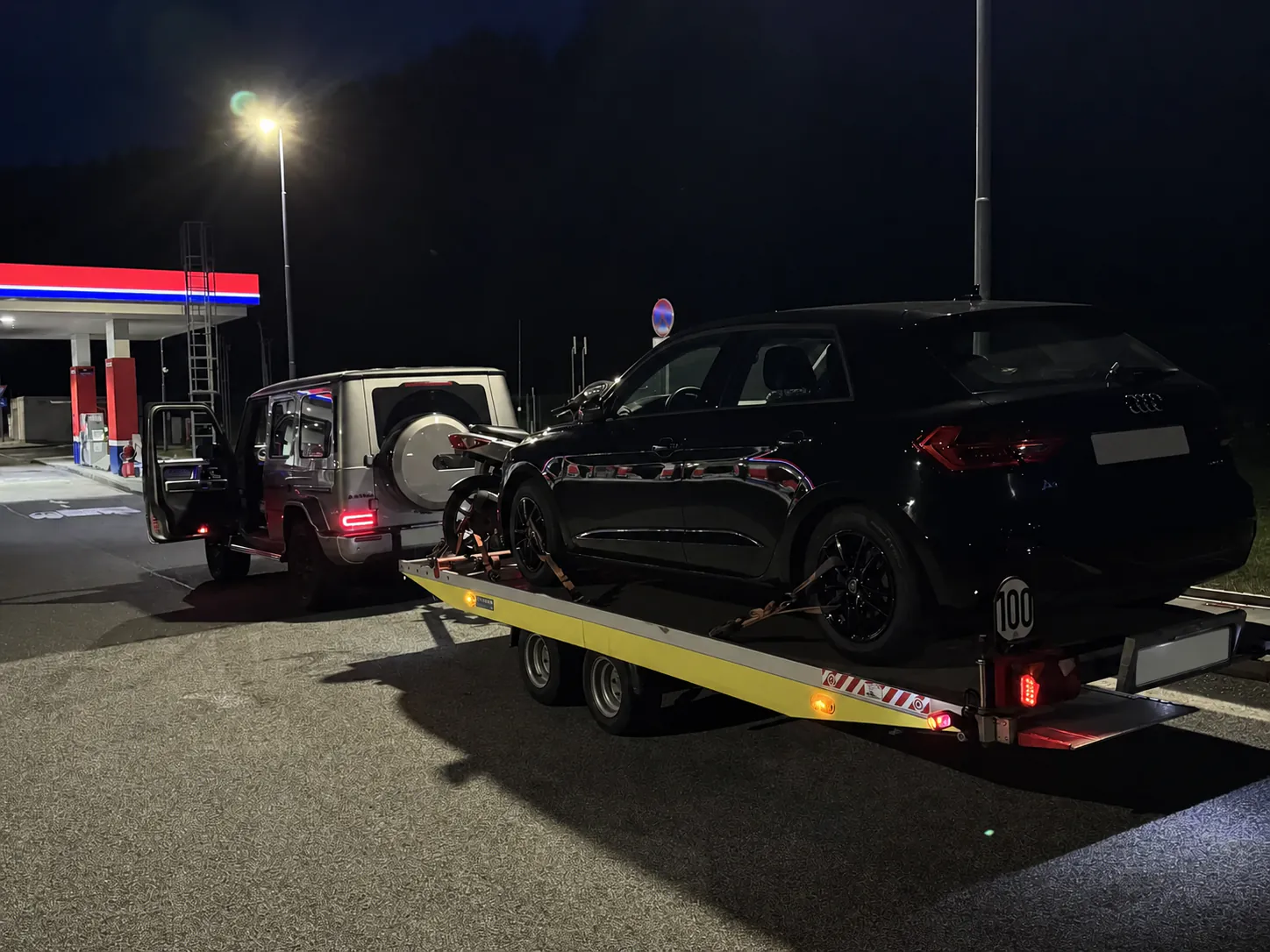 Audi bei einem nächtlichen Fahrzeugtransport; alle Kennzeichen unkenntlich gemacht