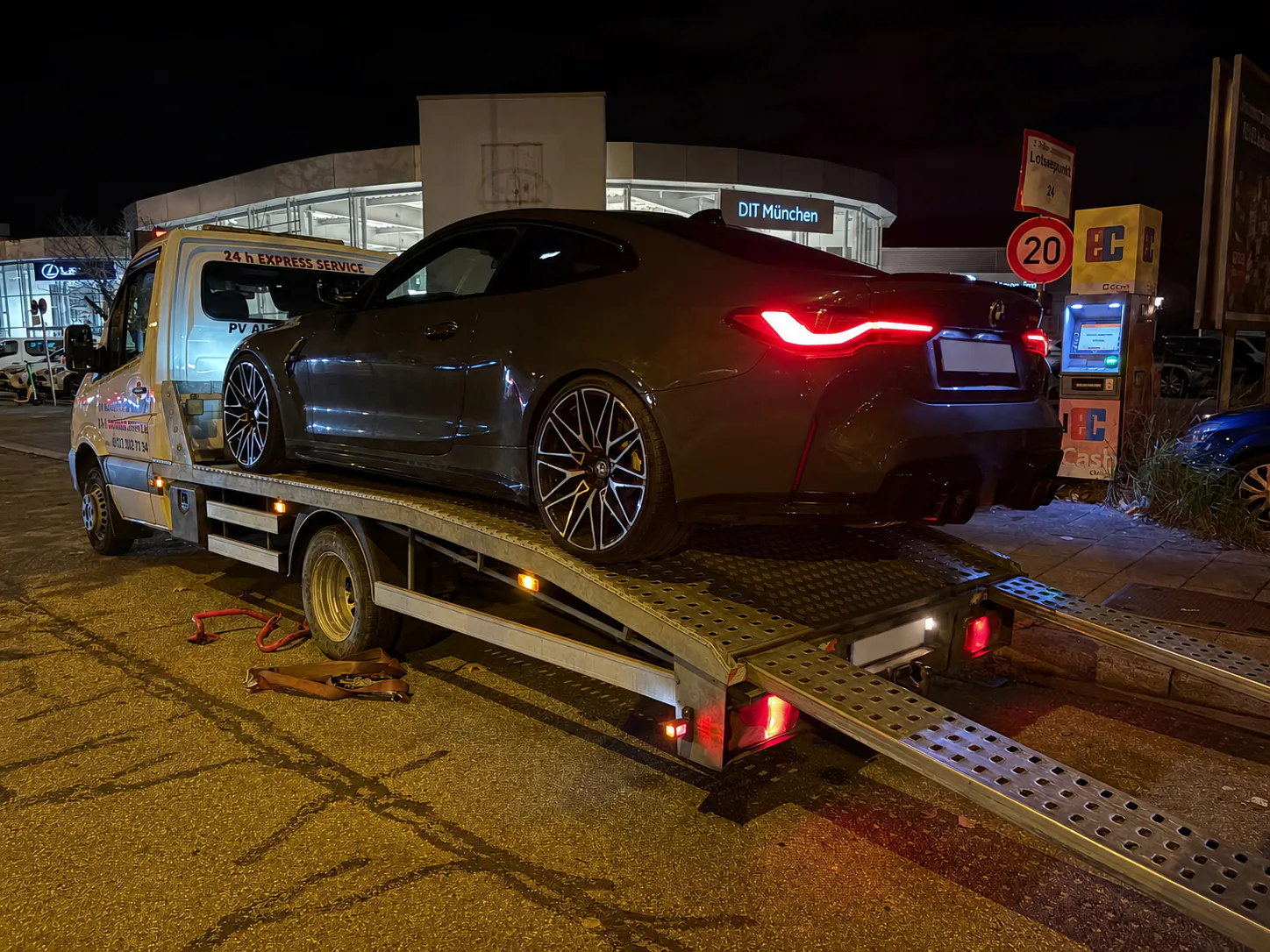 BMW M4 bei Nacht auf einem weißen PV Abschleppfahrzeug