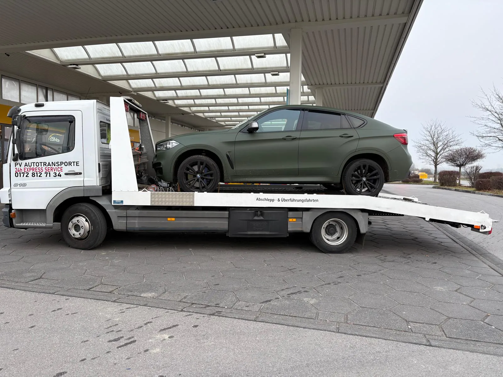 BMW auf einem Transportfahrzeug von PV Autotransporte