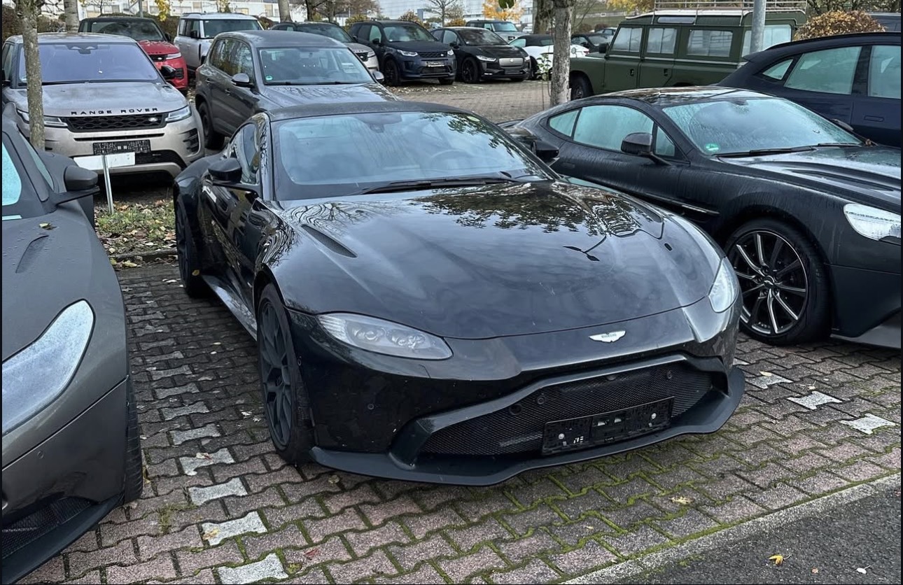 Schwarzer Aston Martin bei der Fahrzeugaufnahme