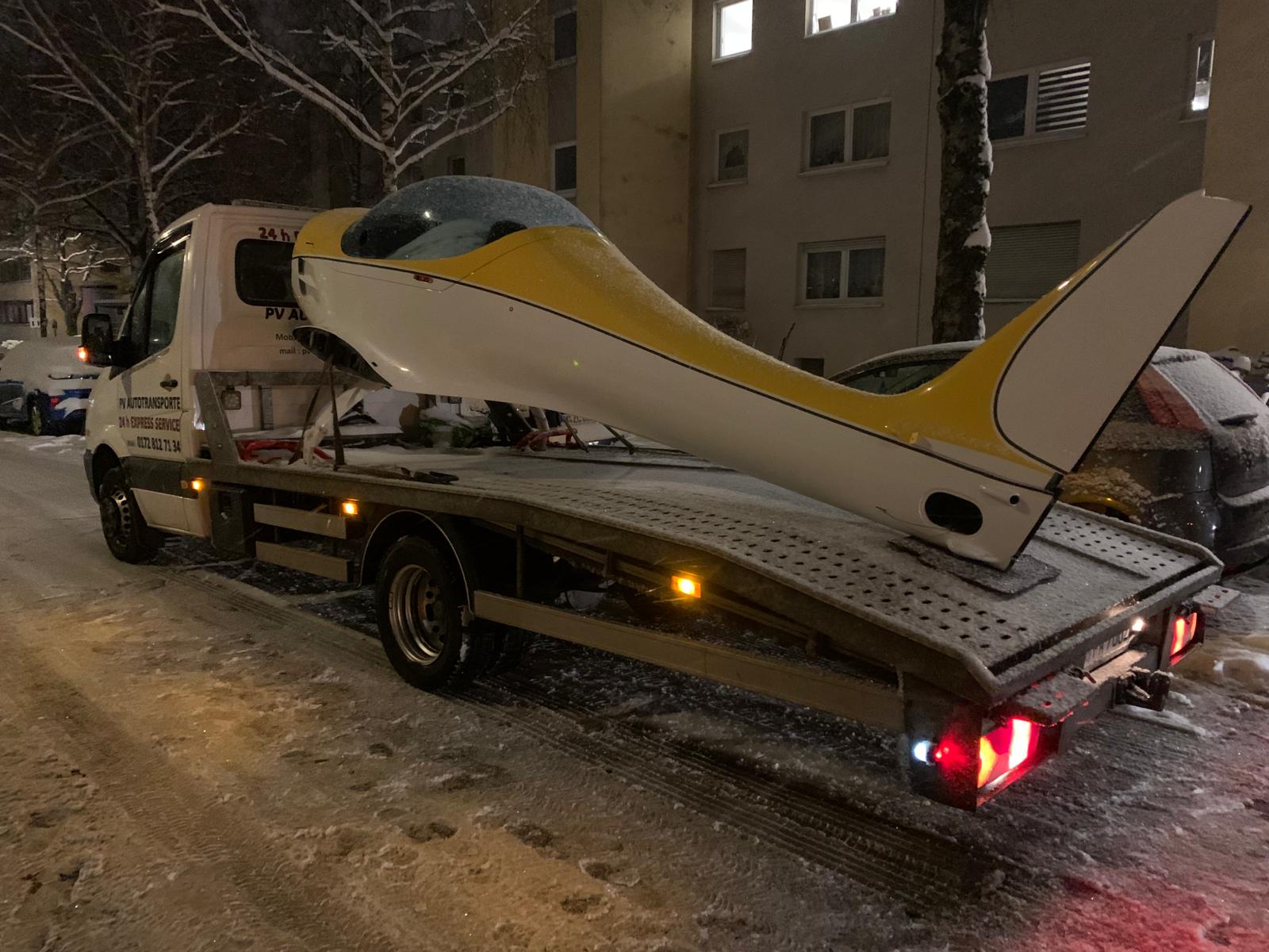 Jetski neben einem kleinen Flugzeug für einen Sondertransport
