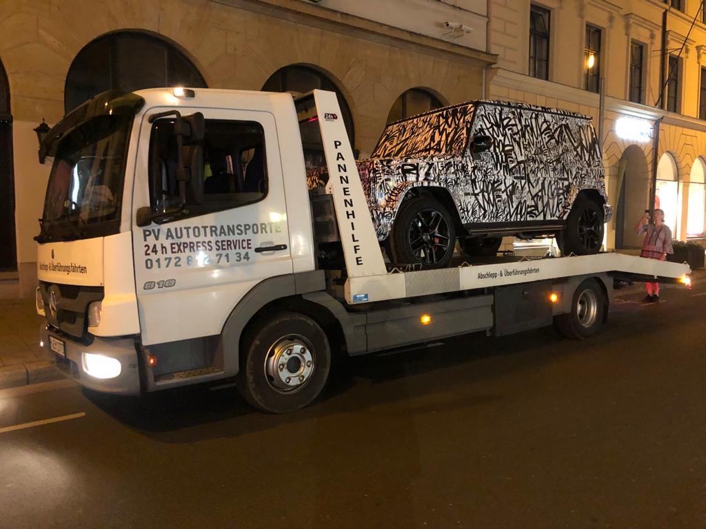 Getarntes Fahrzeug auf einem PV Transportfahrzeug bei Nacht
