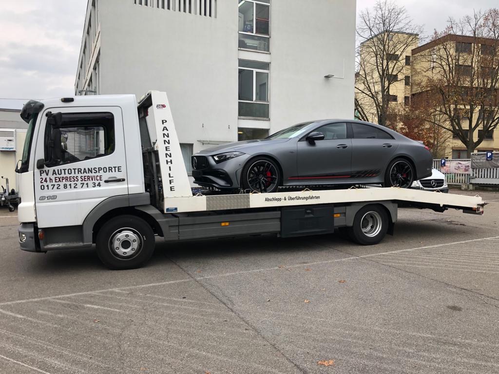 Mercedes auf einem Einsatzfahrzeug von PV Autotransporte