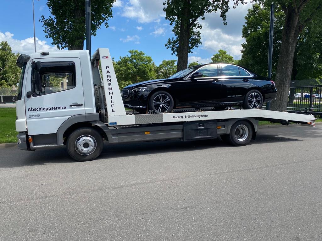 Mercedes beim geplanten Fahrzeugtransport mit PV Autotransporte