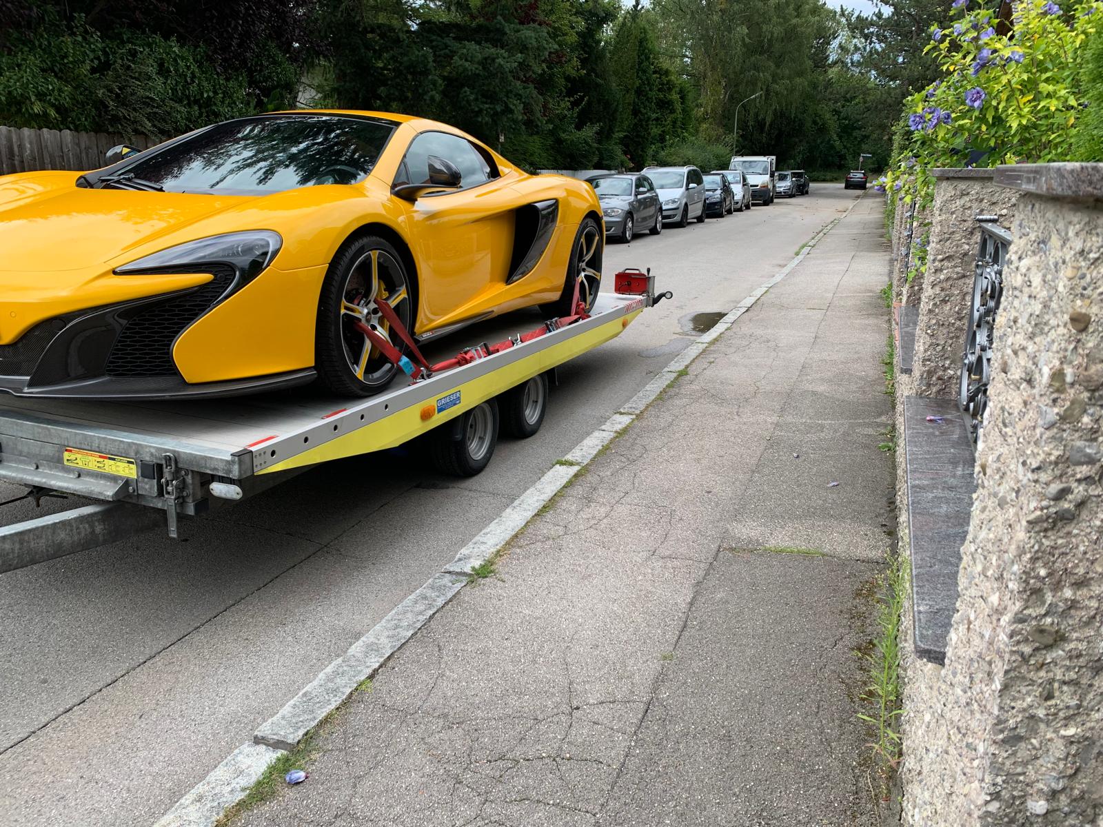 Gelber McLaren bei einem realen Premium-Fahrzeugtransport