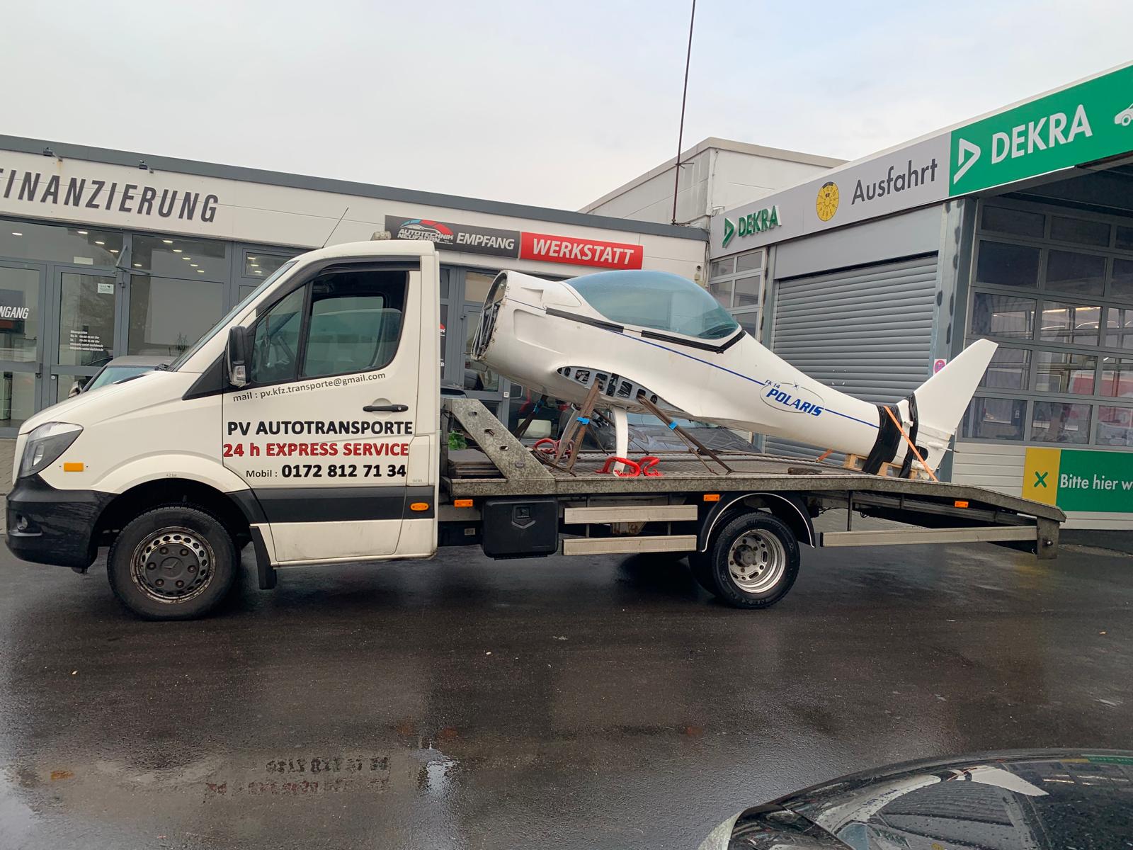 Kleines Flugzeug auf einem PV Transportfahrzeug