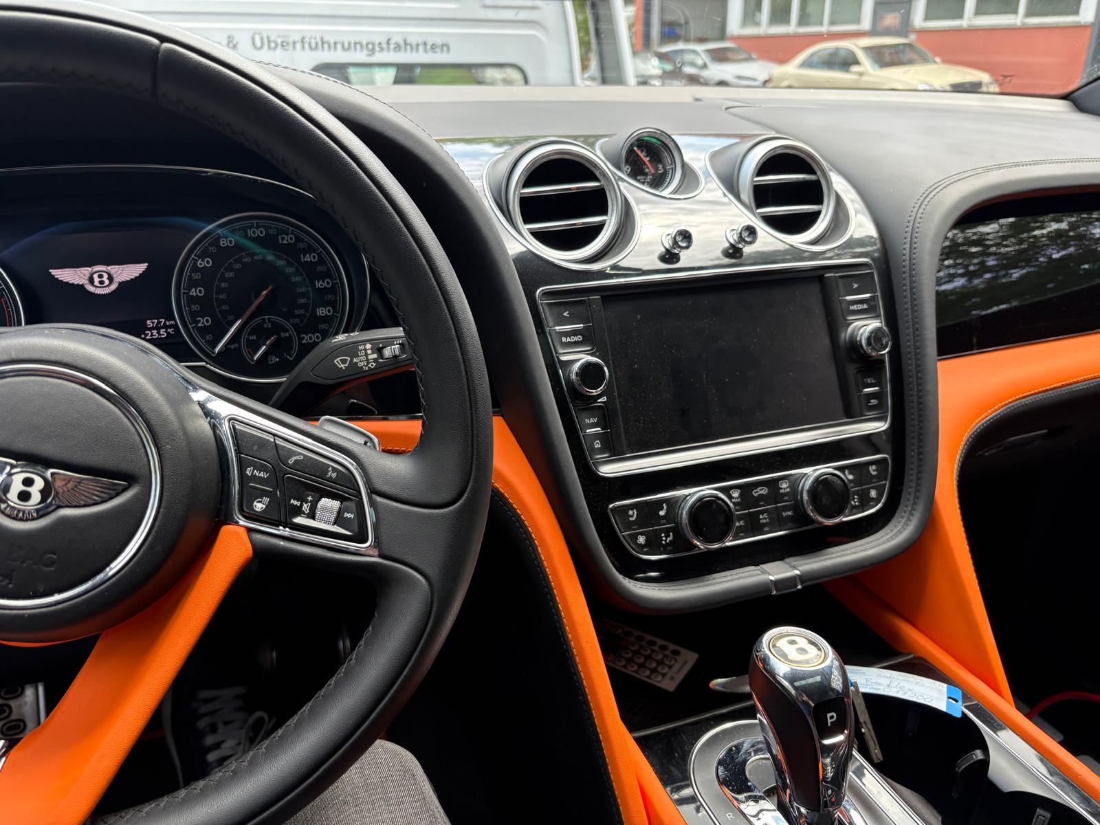 Hochwertiges Bentley-Interieur als Detail eines realen Fahrzeugprojekts