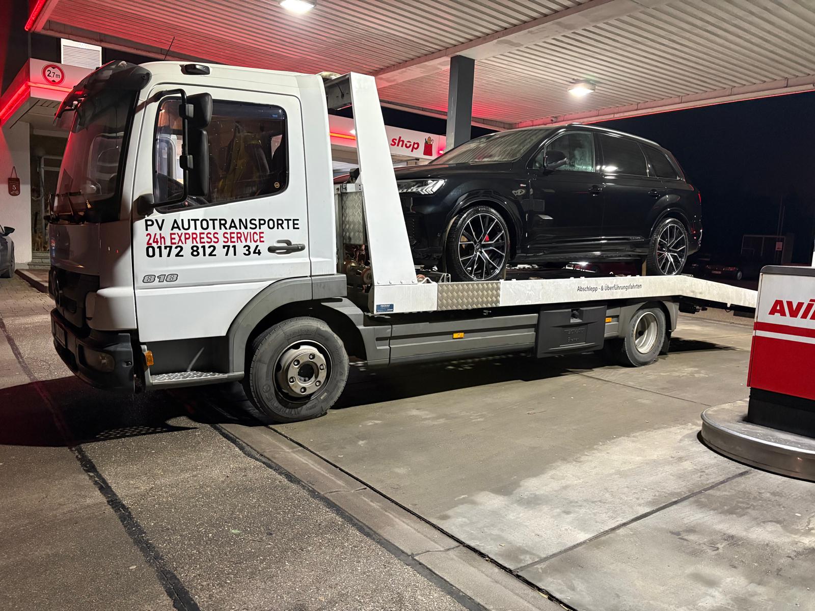 Audi auf einem PV Transportfahrzeug bei Nacht