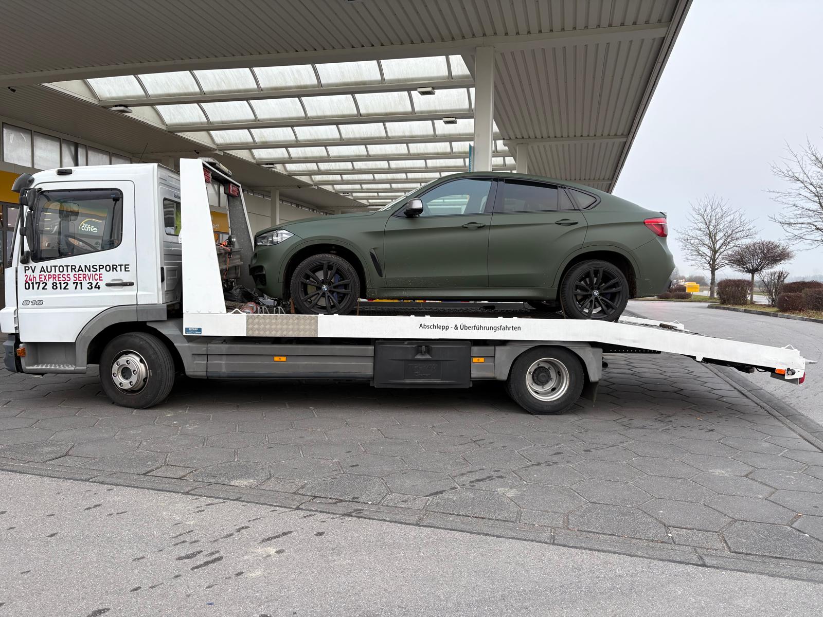 Geländewagen auf einem Fahrzeugtransporter von PV Autotransporte